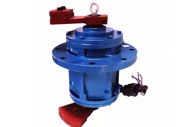 Vibrating motor with upper and lower weights
