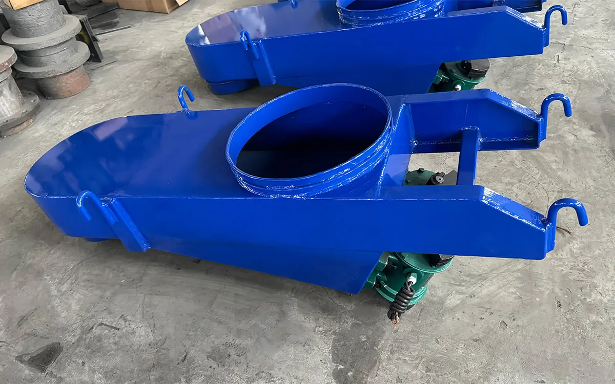 Closed vibrating feeder